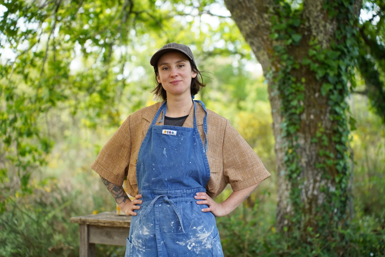 Manon, céramiste de La bagarre, devant son atelier à Bayas en Gironde
