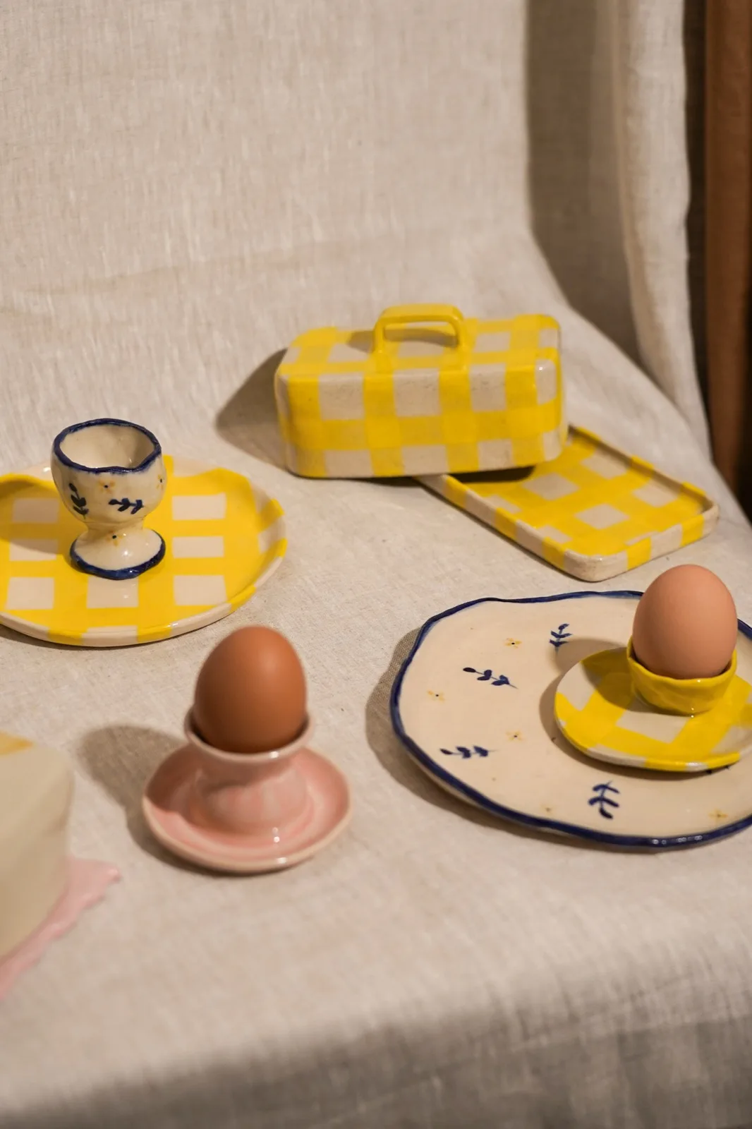Coquetiers, beurrier et assiettes en céramique peints à la main