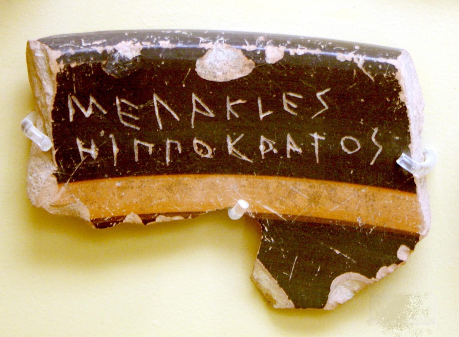 Un ostracon retrouvé à Athènes, portant le nom de Mégaclès